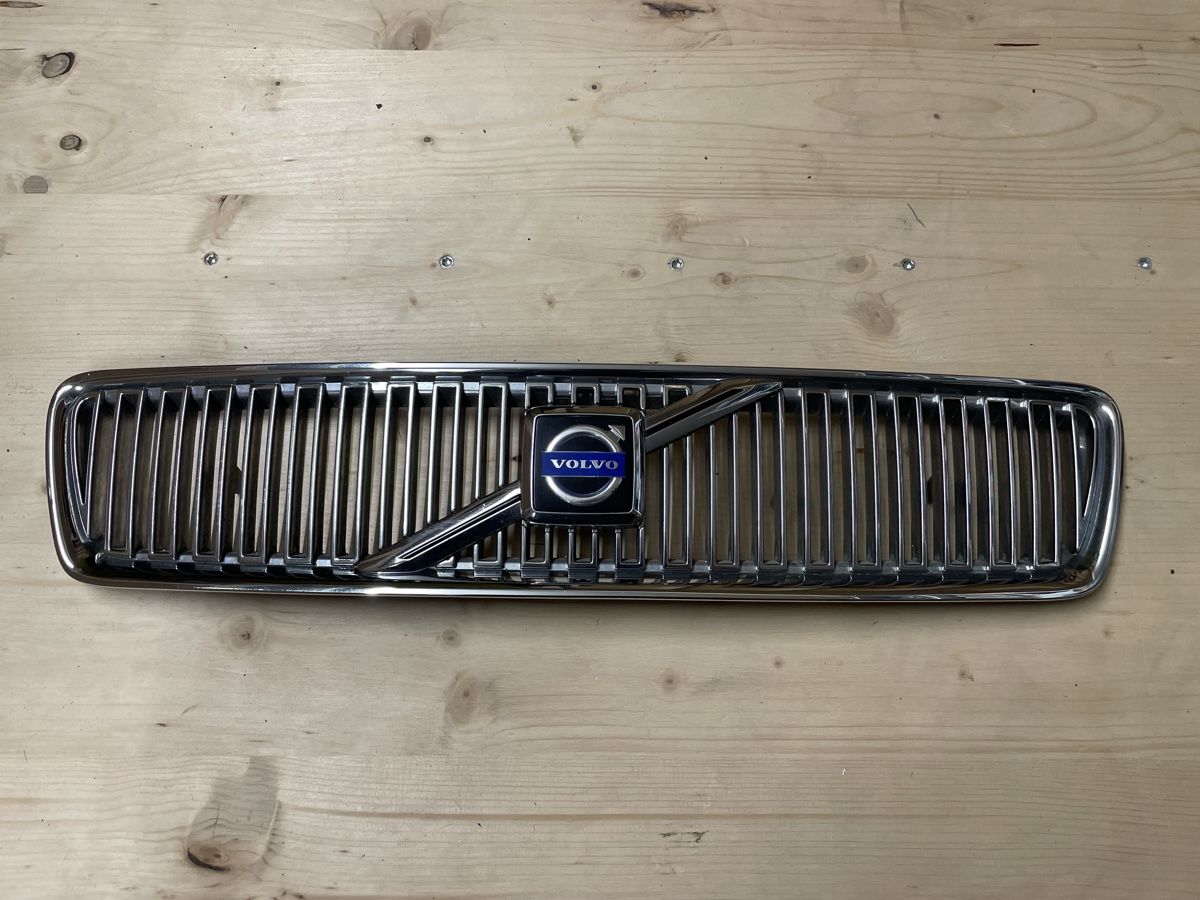 Volvo Tutti pezzi di ricambio auto: Volvo V40 / S40 Chrom Kühlergrill – Usato da Frauenfeld venduto da Challenger77