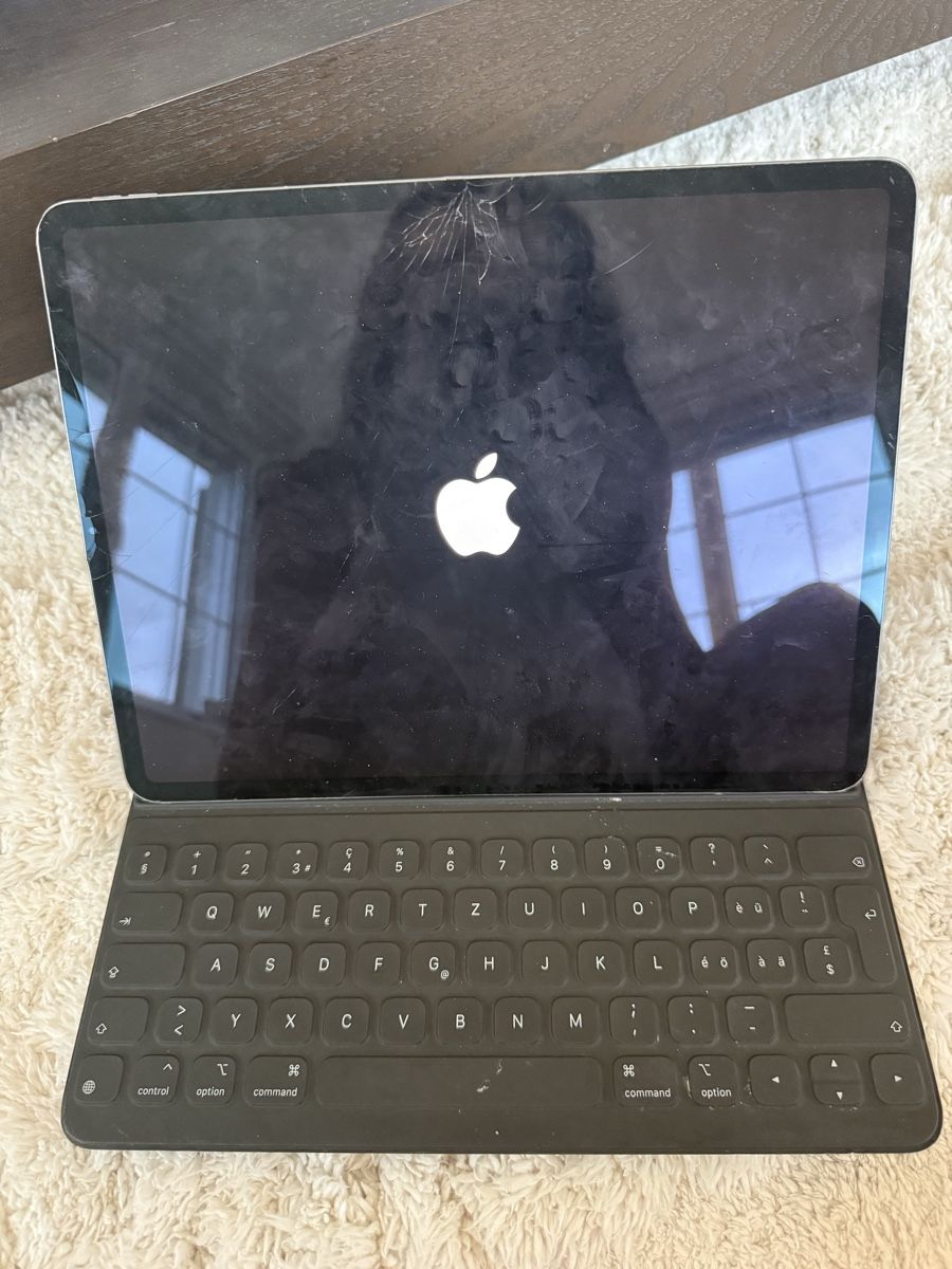 Apple Tablet PC: Gebrauchtes iPad Pro mit Magic Keyboard - Defekt! – Usato da Herrliberg venduto da ang_7h5l 9