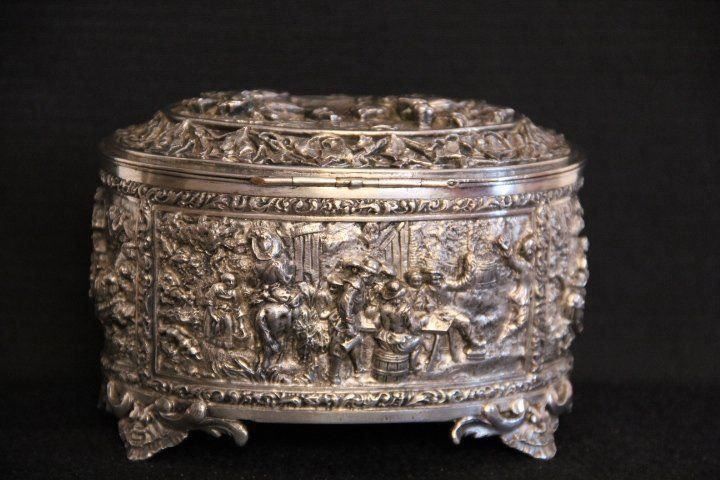 Cassapanche: Ancien coffret à bijoux . – Usato da Praz (Vully) venduto da pikuluka1 1