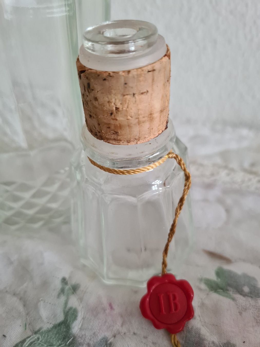 Caraffe: Antike Glaskaraffe 27 cm hoch mit Siegel – Usato da Winterthur venduto da bibummi 5