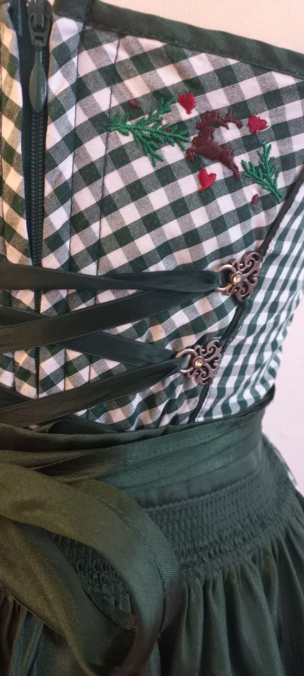 Kostüme: Krüger Dirndl  – Defekt aus Grüningen von selinasearching 3