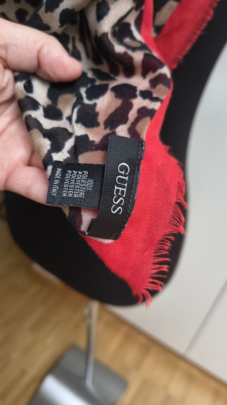 Guess Foulards, Tücher & Schals: Guess Schal in Leo Optik – Gebraucht aus Urtenen-Schönbühl von m.schneider85 1