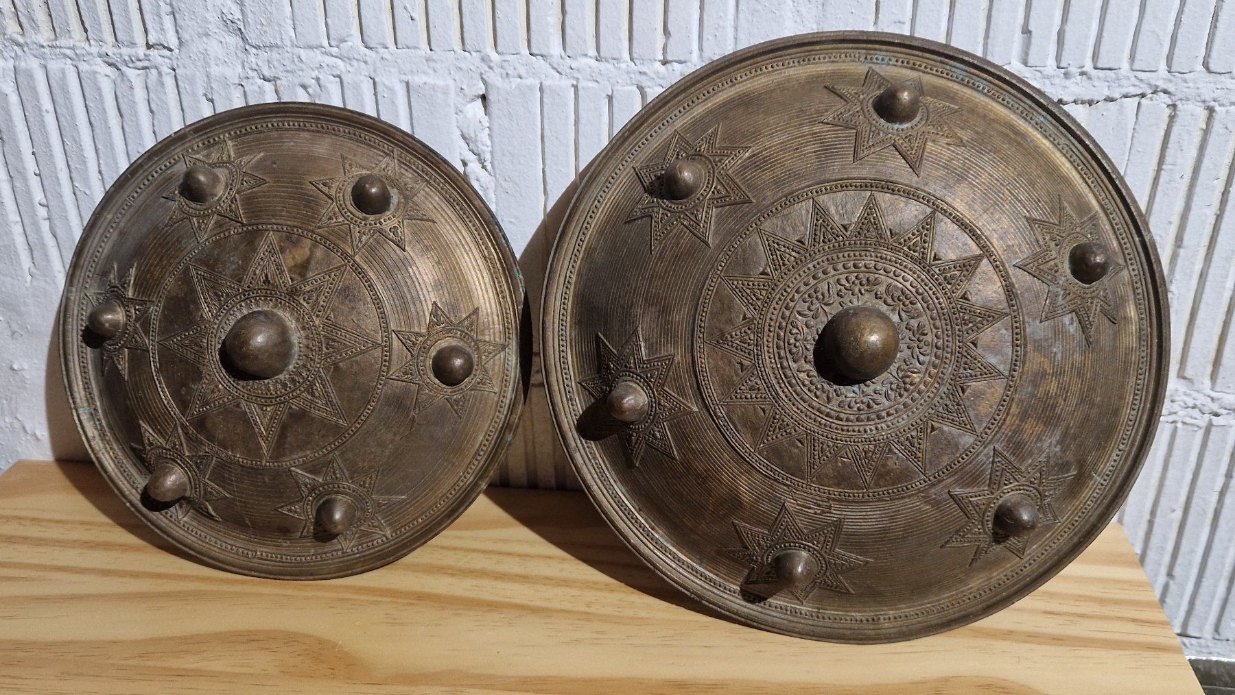 Skulpturen & Statuen: antike Bronze Schilder orientalisch – Gebraucht aus Seedorf BE von Stibutz 1