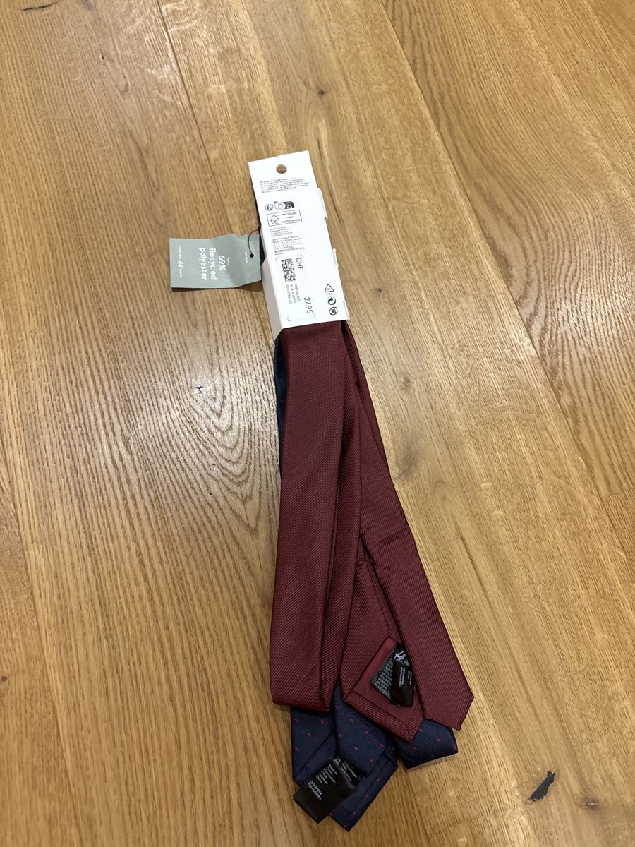Cravatte: 2 H&M Krawatten Set, Dunkelblau/Rot – Nuovo e nell'imballaggio originale da Mels venduto da Svenjaaaaa 1