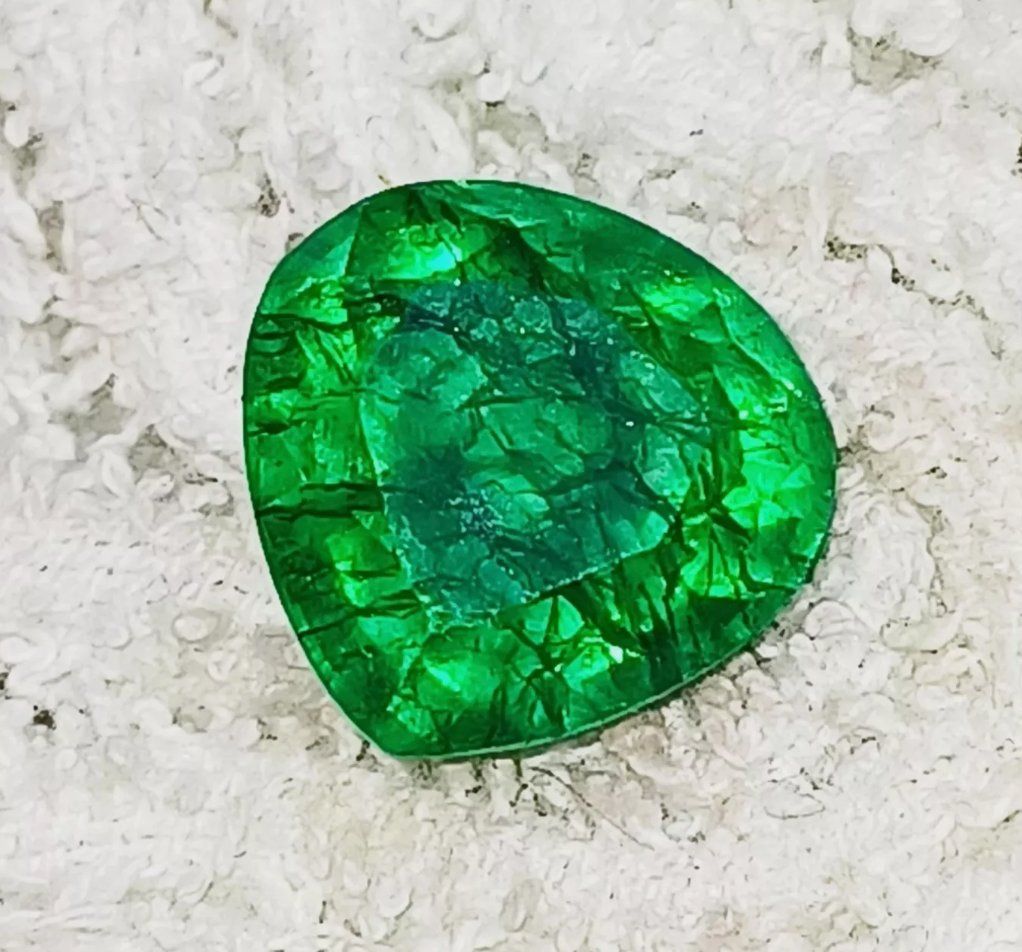 Pietre preziose: 11.90 Ct Certified Loose Gemstone – Nuovo e nell'imballaggio originale da Genève venduto da AWWA