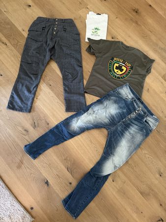 2 Herren Hosen und 2  T-Shirts Grösse ca L guter Zustand