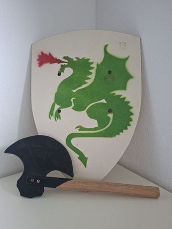 Holz Ritterschild mit Drachenmotiv & Ritteraxt