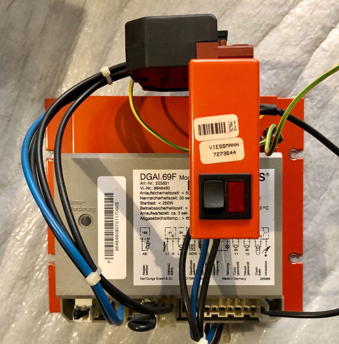 Viessmann Radiatori: Viessmann Gasfeuerungsautomat – Usato da Basel venduto da peterfalk