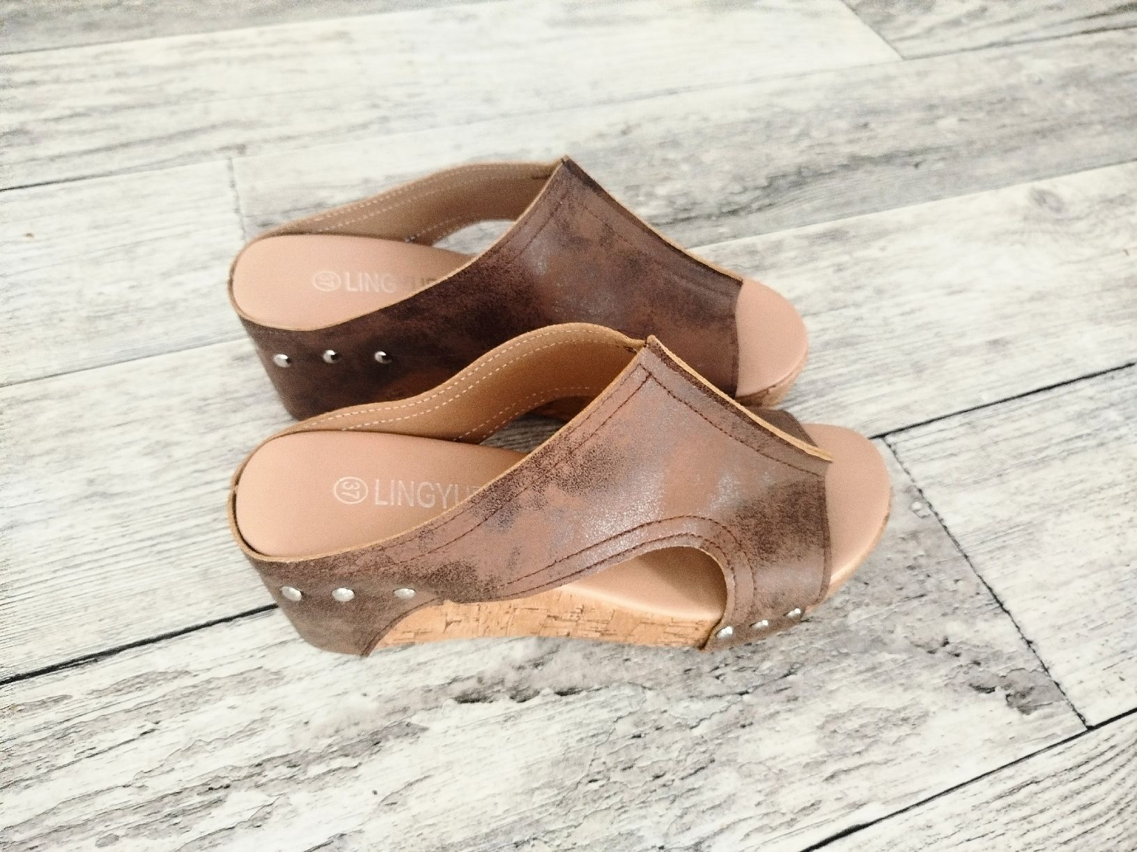 Chaussures femmes: Pantoletten mit Keilabsatz, Größe 37 – D'occasion à Wauwil par Sanczeza 1