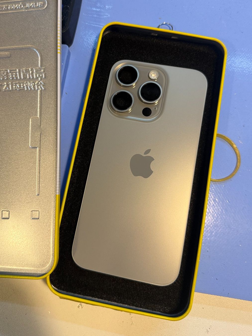 Apple Handys / Smartphones: Vitre Cache Arrière iPhone 15 Pro Titane Nature - original – Neu und originalverpackt aus Morges von DA-repa 5
