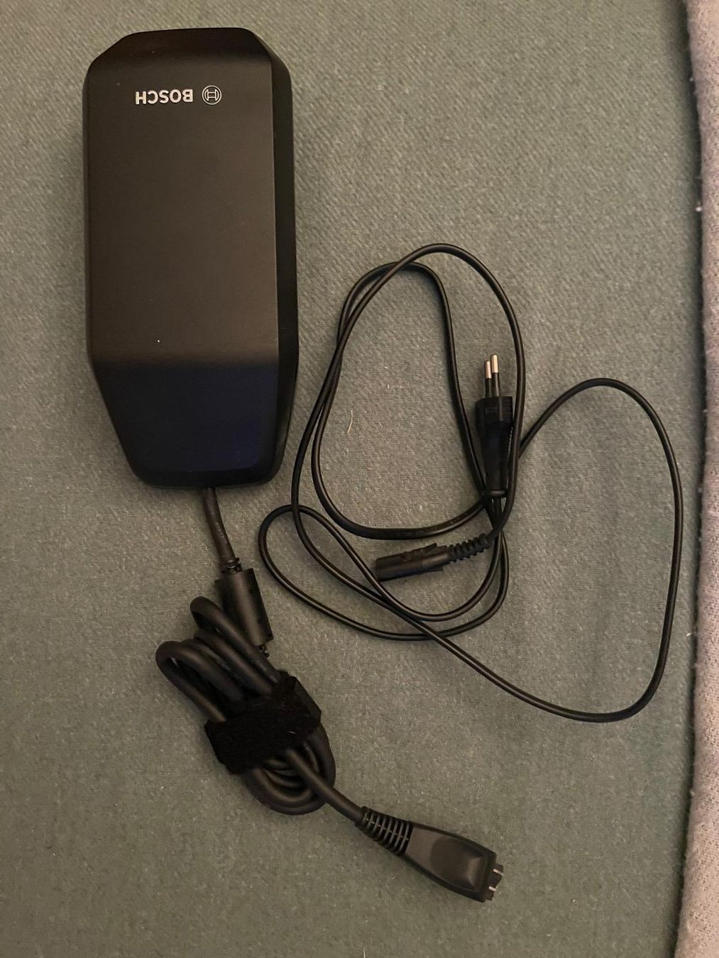 Chargeurs: Bosch EBike Ladegerät 4a PC3400 (siehe Bild) – D'occasion à Basel par Feidishiz