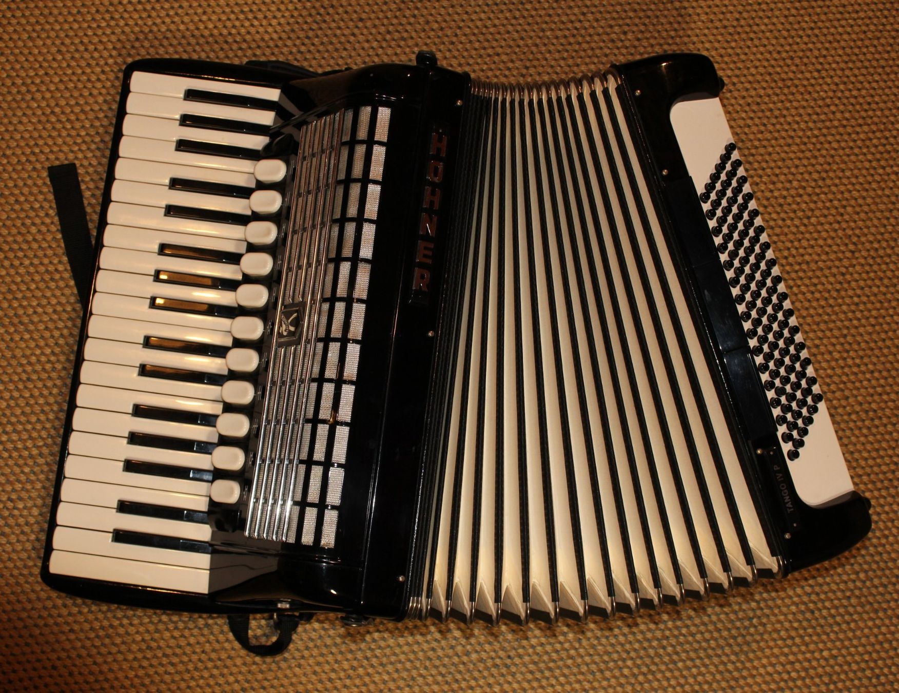 Hohner Musikinstrumente: Akkordeon  Hohner Tango IV P – Gebraucht aus Lommiswil von samburi 8
