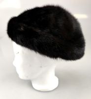 Schwarze Pelzmütze