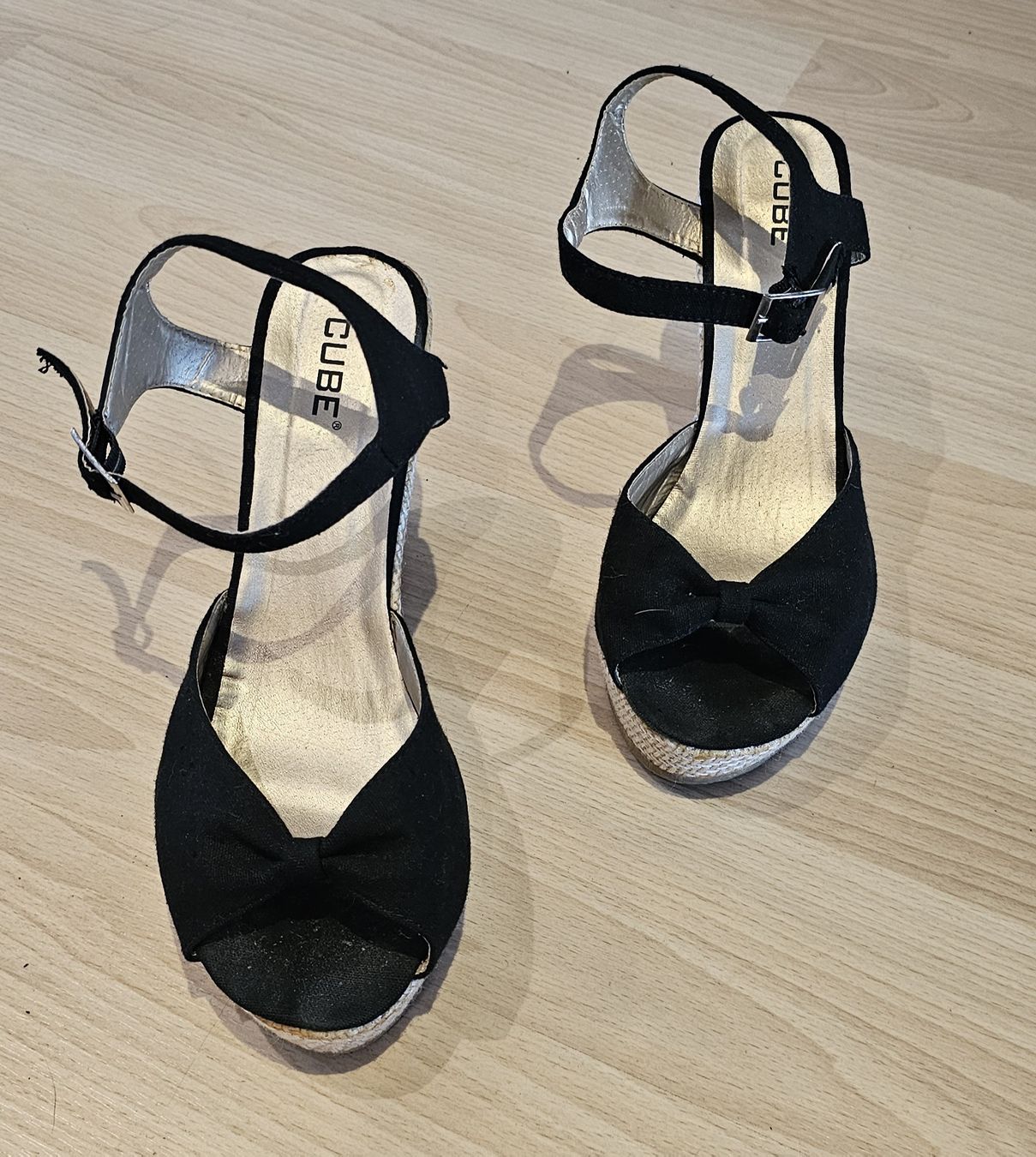 Cube Scarpe da donna: Hübsche Sandalen mit Keilabsatz – Usato da Fehraltorf venduto da Sumin 1