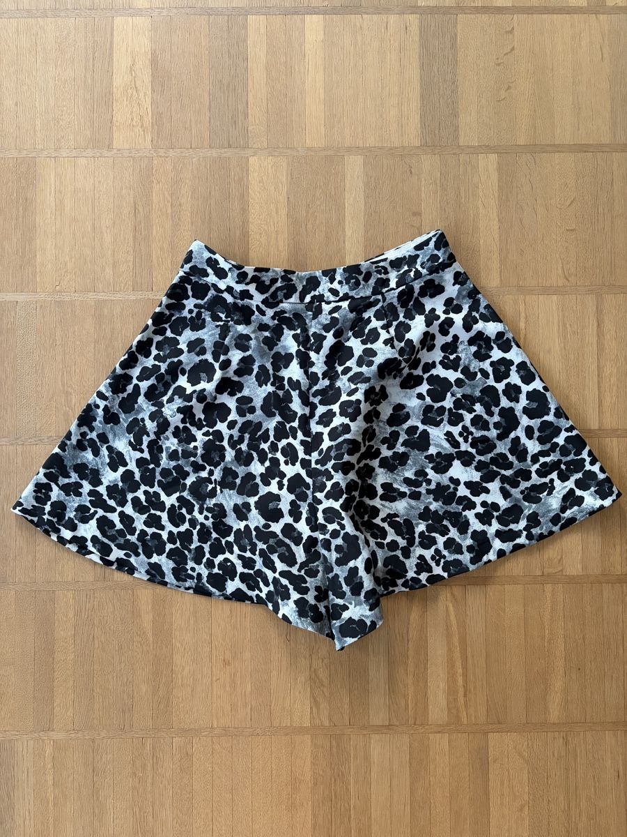 Zara Pantalons: Zara Shorts mit Leomuster – Neuf (Voir description) à Zürich par bib_ds9n 2