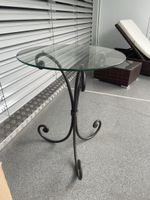 Runder Glastisch mit schmiedeeisernem Fuss – Shabby Chic