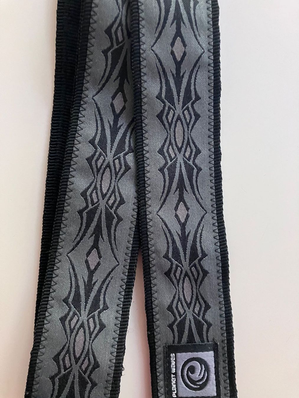 Musikinstrumente: Planet Waves E-Gitarrengurt Tribal Style grau/schwarz – Gebraucht aus Luzern von Madvibe 1