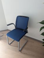 4 Freischwingende Bürostühle blau mit Armlehnen gebraucht