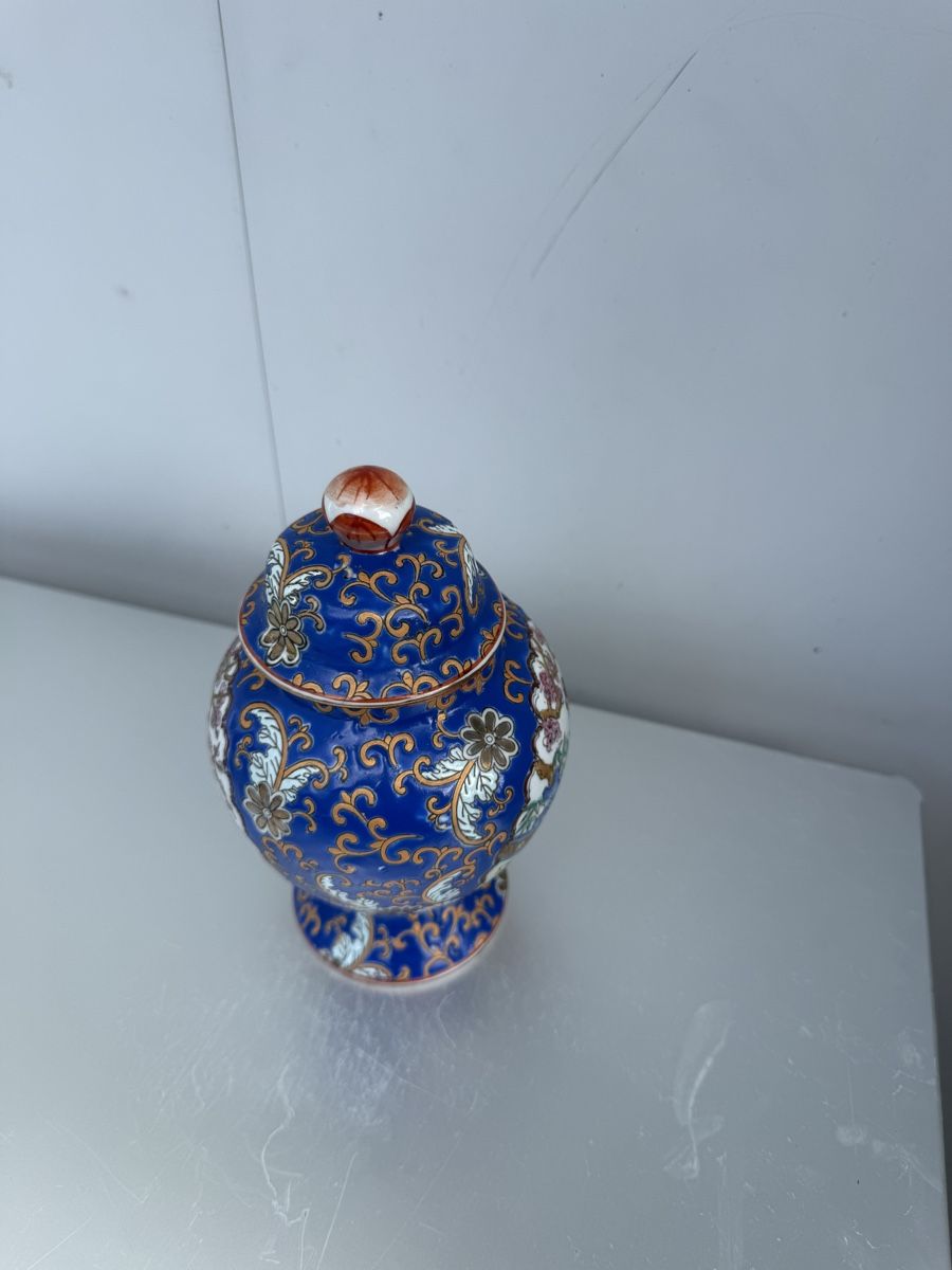 Tutte le decorazioni: Porcelain Vase Blue Pattern With Lid Good Condition – Usato da Liebefeld venduto da Khampa 5