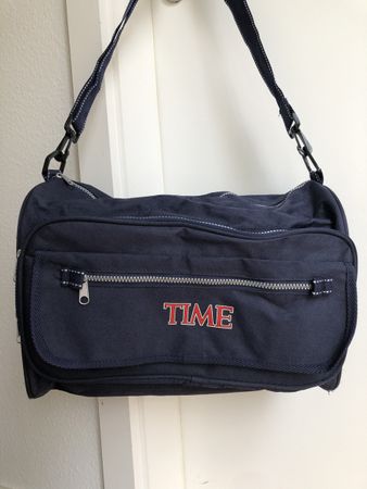 Reisetasche mit dem ikonischen Logo des TIME-Magazins