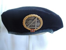 Schweizer Armee Béret in sehr schönem Zustand mit Emblem
