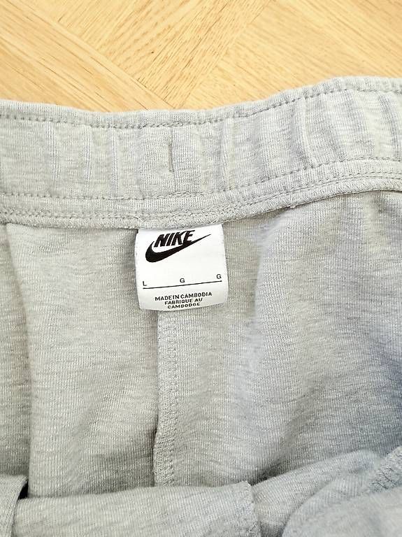 Nike Pantaloni: Nike Tech Fleece – Usato da Basel venduto da alu_l9s8 1