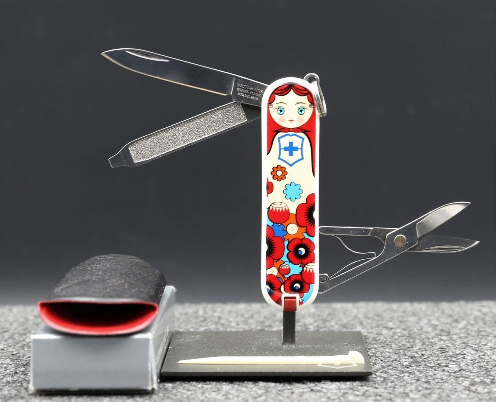 Victorinox Coltelli tascabile: Victorinox Classic Matrioshka LE 2013 – Nuovo e nell'imballaggio originale da Genève venduto da clos-mogador2001
