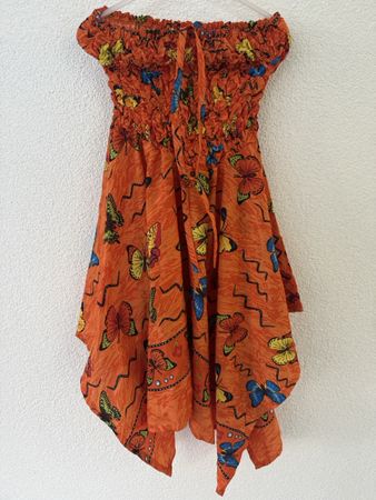 Kleid orange Schmetterlingsmuster Grösse 122/140 6-10 Jahre