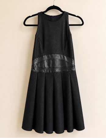 Elegantes schwarzes Kleid mit Kunstleder-Details – Grösse XS