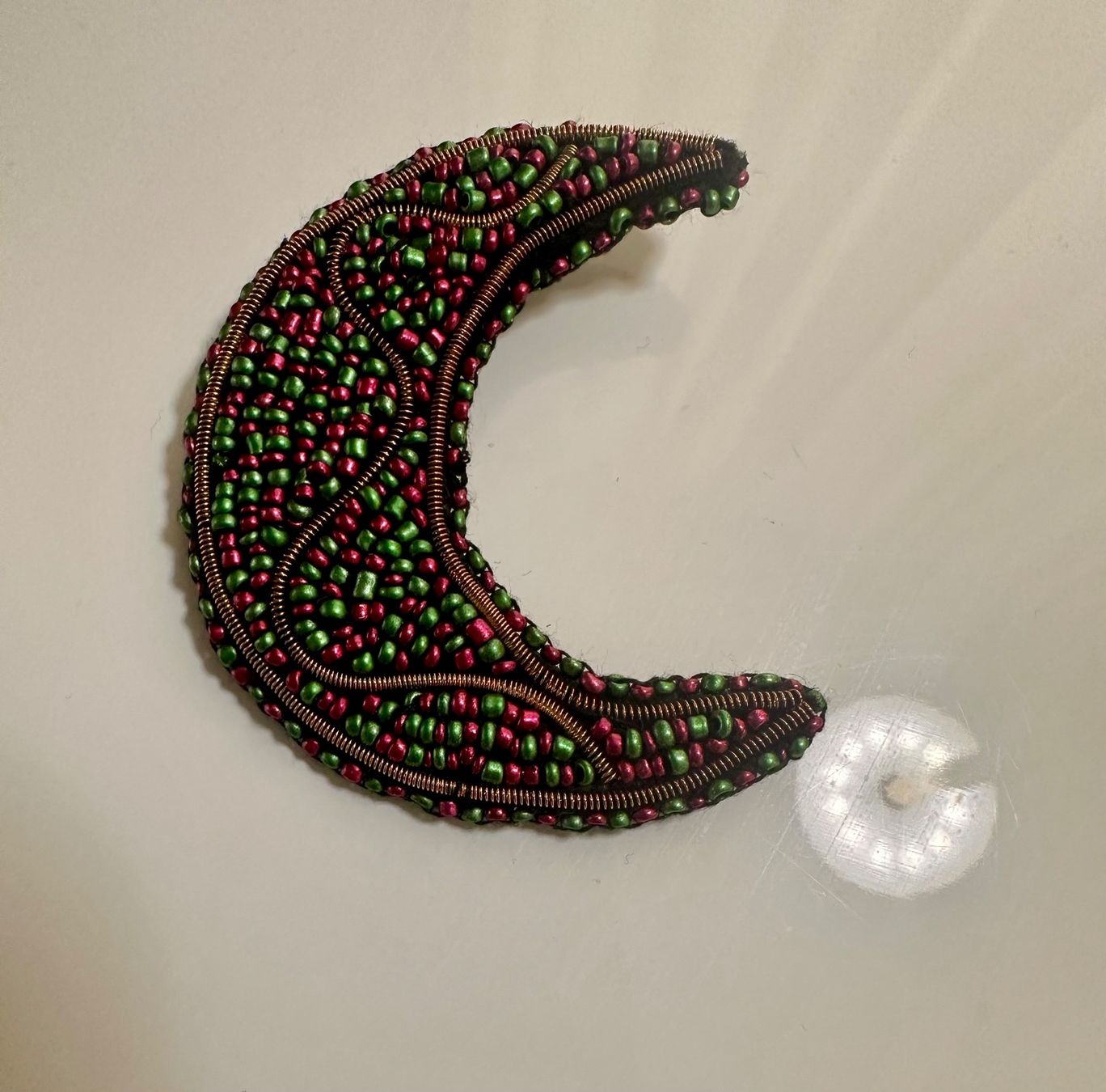 Spille & Fermagli: Handmade Beaded Crescent Moon Brooch Pin – Nuovo (secondo la descrizione) da Oftringen venduto da Eylem79 7