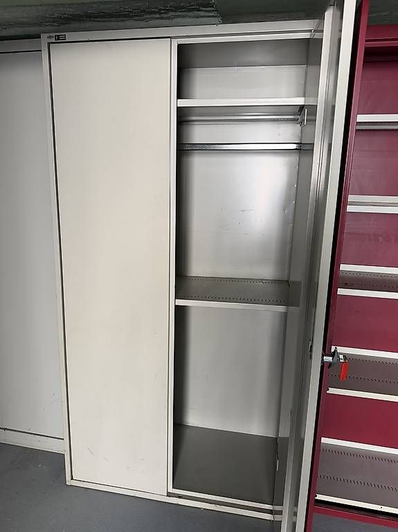 Schränke: Metallic cabinet – Gebraucht aus Pfäffikon SZ von lar_wl22 1