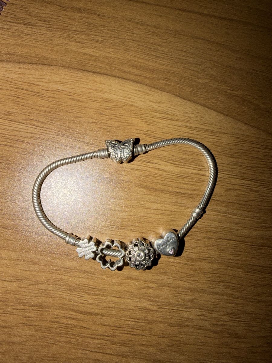 Bracelets: Bracelet à breloques argenté avec papillon et fleurs – Neuf (Voir description) à Yverdon-les-Bains par hal_jq27 1