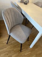 4 moderne Esszimmerstühle in Hellgrau