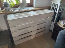 (8) Weisse Paletten für den Innenbereich