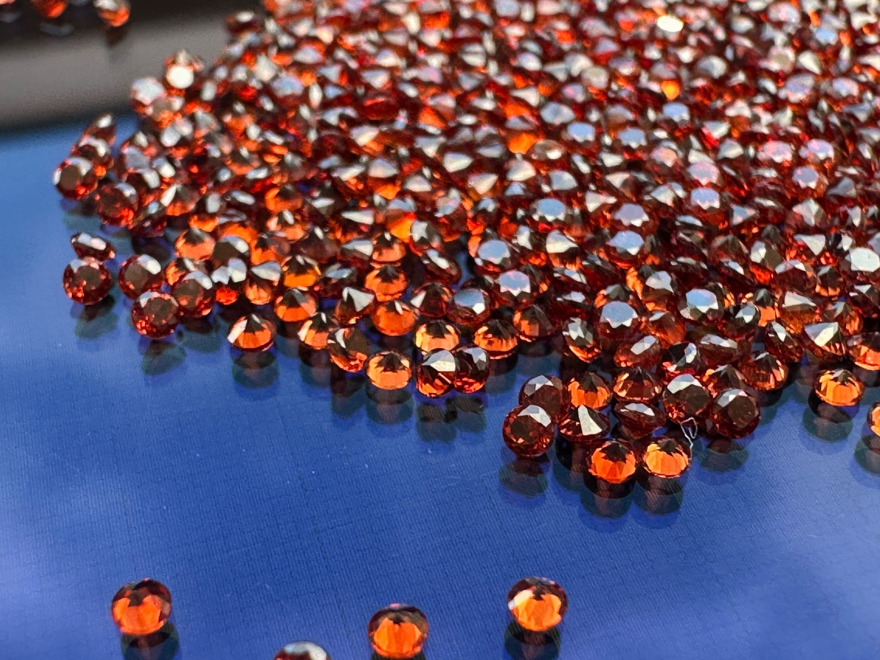 Pietre preziose: 100 St fein brillantgeschliffene Granat-Pointer 1,5 mm – Nuovo (secondo la descrizione) da Langenthal venduto da Seelenfreunde 3