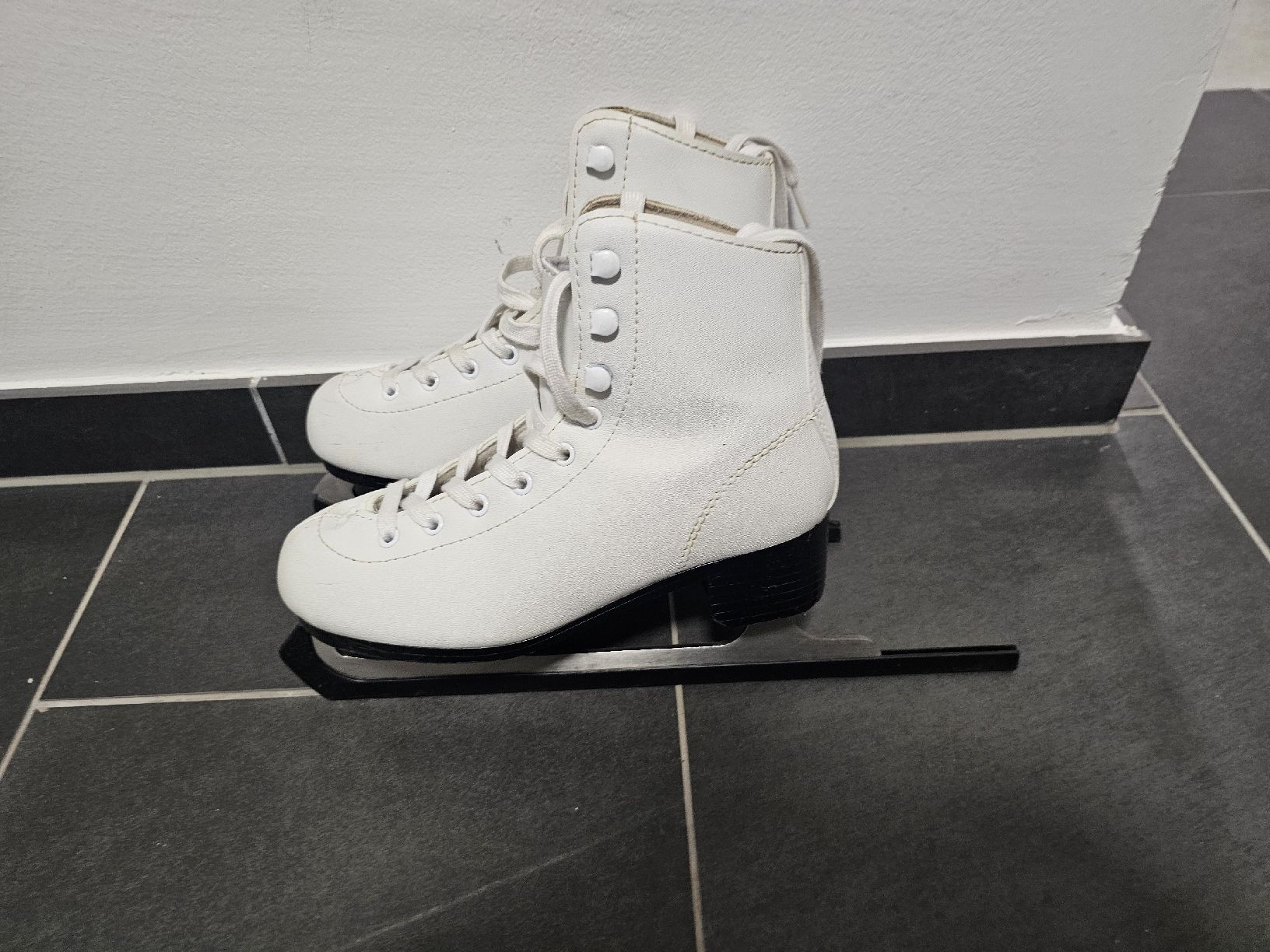Oxelo Schlittschuhe: Schlittschuhe Grösse:35/36 – Gebraucht aus Zürich von Masgo