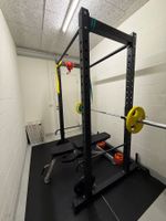Komplettes Homegym: Power Rack, Bank, 106kg Set+Matte