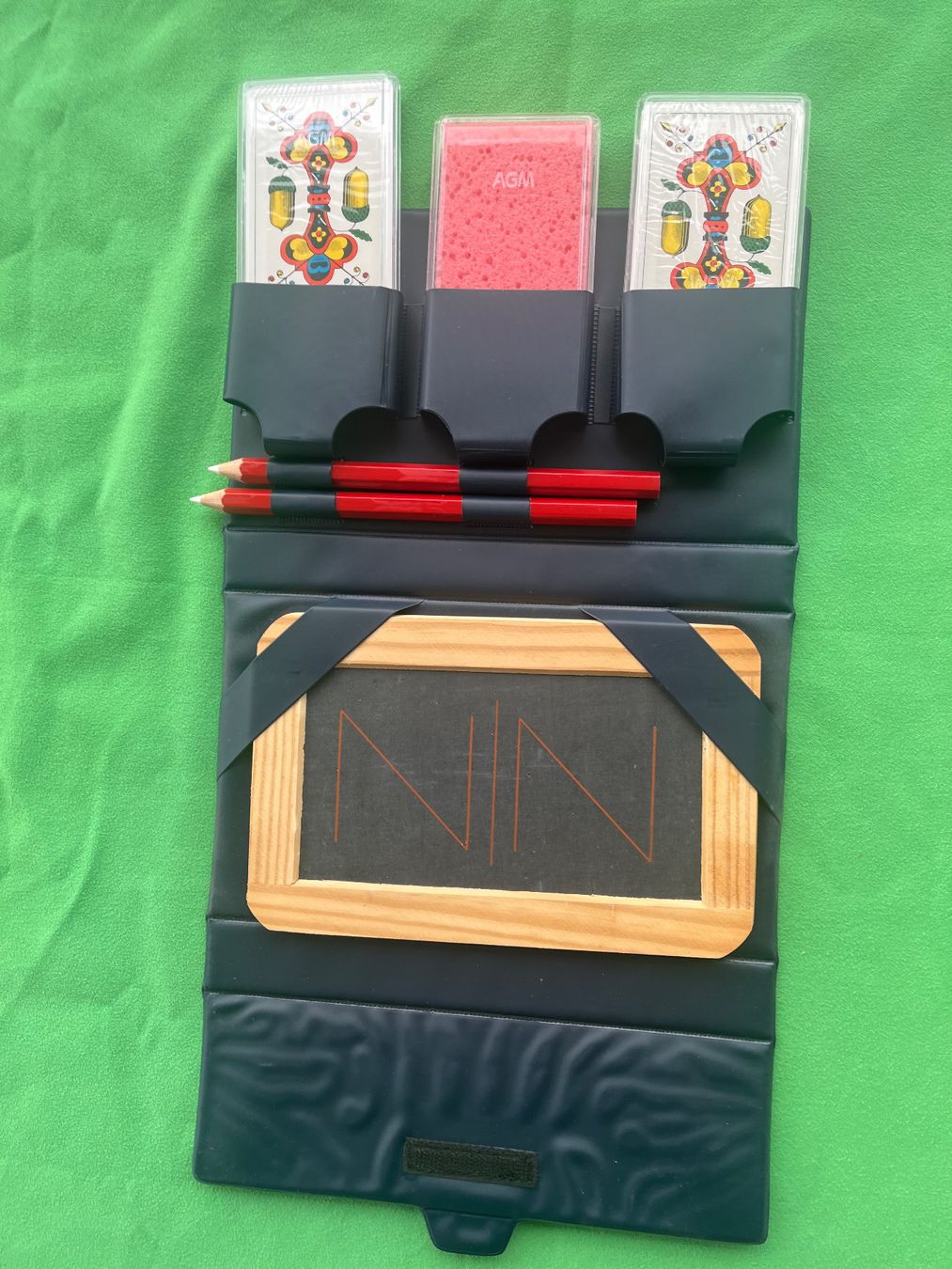 Giochi: Jass-Set, Kunststoff, 6-teilig, mit Schiefertafel – Nuovo e nell'imballaggio originale da Neuenkirch venduto da zwimpferspiel