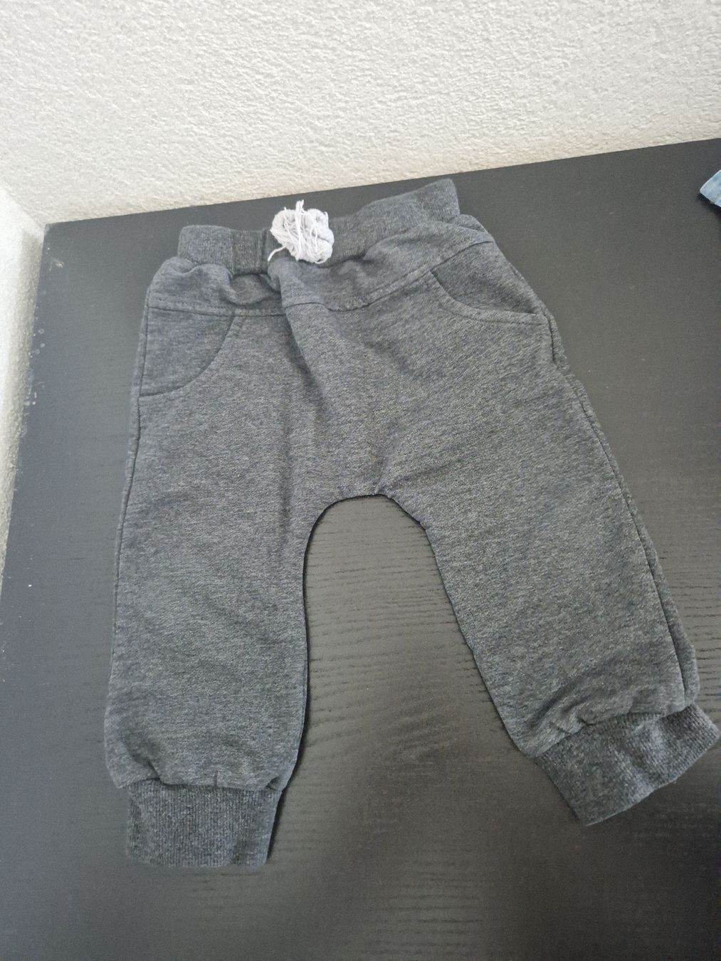Lotti & Set di vestiti: Trainerhosen Grösse 18-24 Monate – Usato da Leuggern venduto da MonaM90