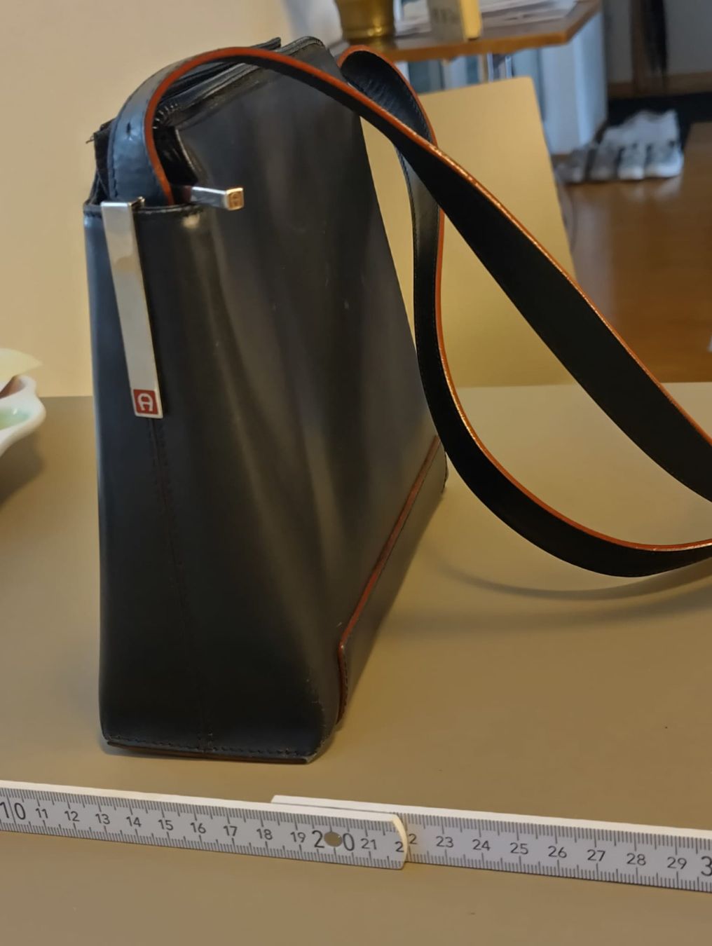 Aigner Borse da donna: Aigner Umhänge Tasche echt Leder. – Usato da Küsnacht ZH venduto da Hans.45 4