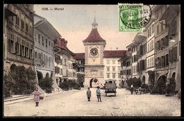 AK Morat, Strasse mit Uhrturm