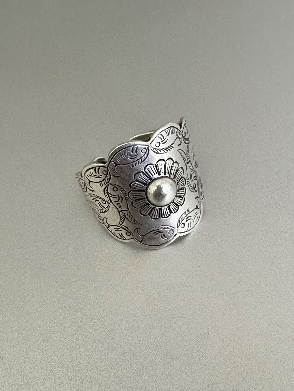 Anelli: Vintage handgravierter Silber Ring – Usato da Onex venduto da Antiqueshow