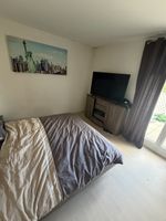 Lit double avec matelas et armoire et 3 meubles