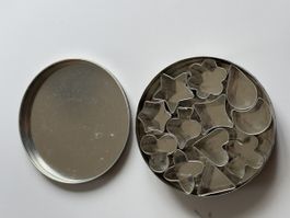 Ausstechformen Set Metall in Blechdose gebraucht(2S9)