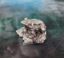 Detaillierte Frosch-Figur auf einem Blatt, hochw. 95% Zinn