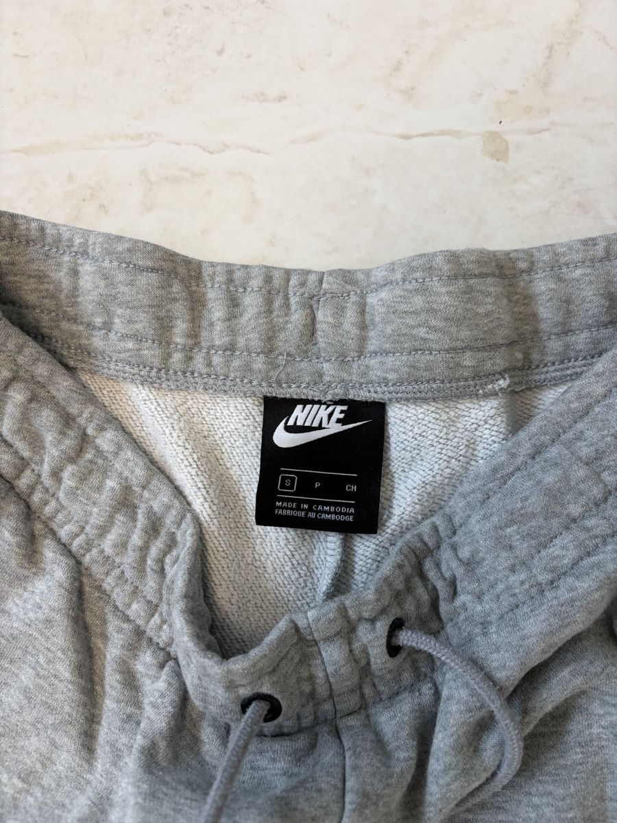 Nike Hosen: Nike Trainerhose Hellgrau – Gebraucht aus Bronschhofen von elvis75. 2