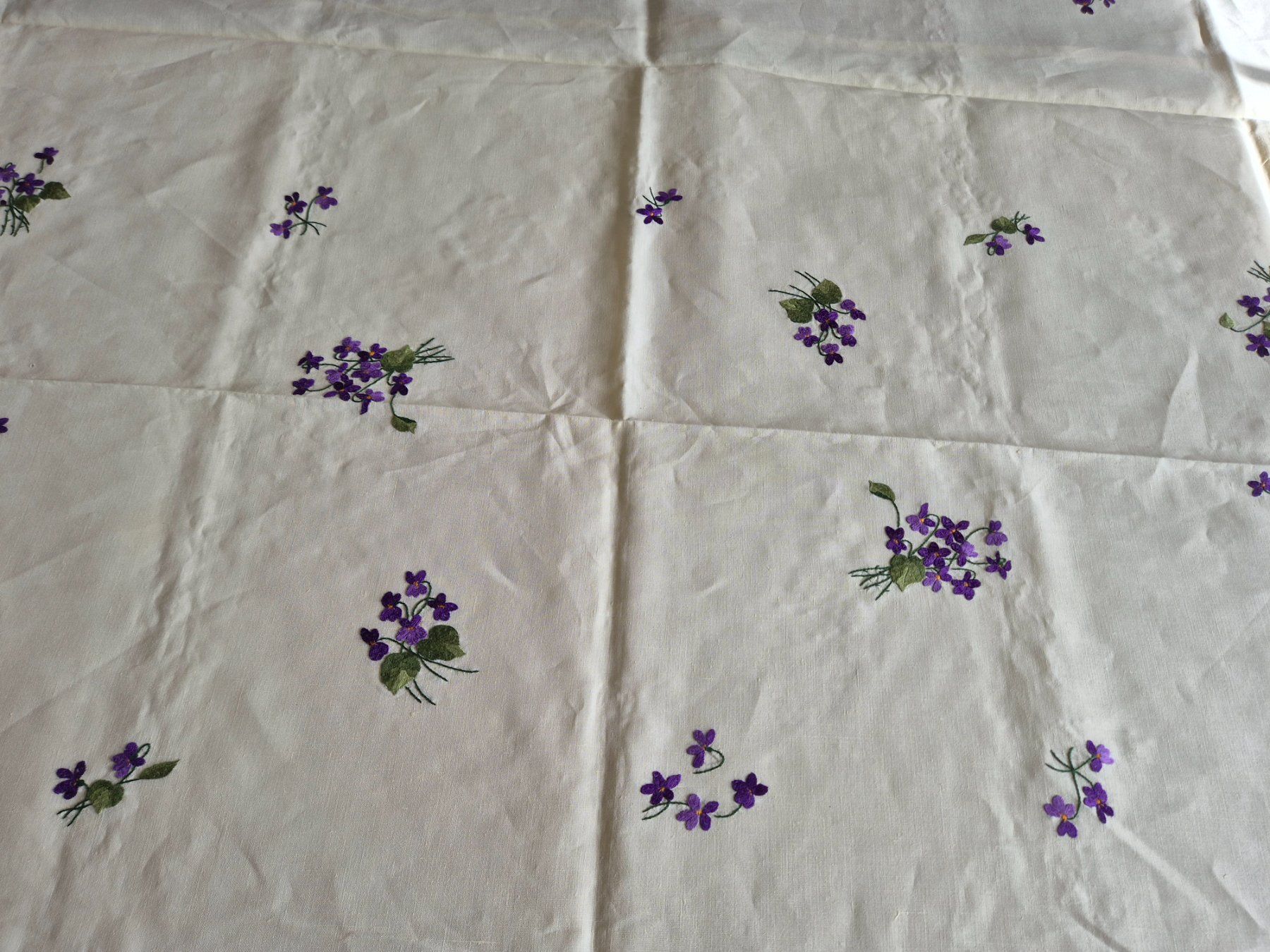 Altra biancheria da tavola: Handgestickte Tischdecke mit Veilchenmuster, Vintage Stil – Usato da Bern venduto da aronari