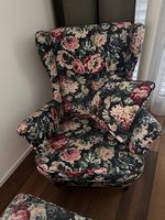 Ohrensessel mit Hocker und Kissen