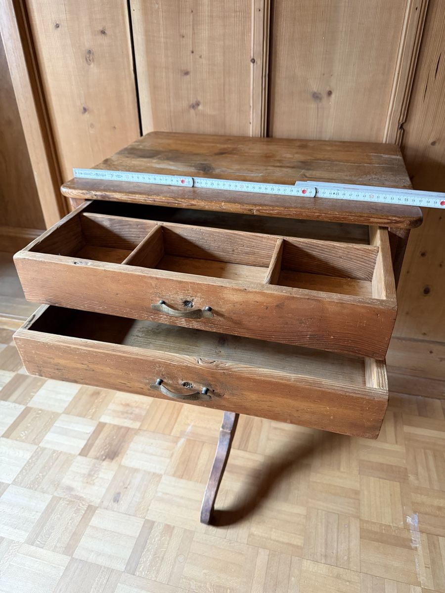 Cassettiere: Antikes Beistelltischchen / Kommode, 2 Schubladen, original – Usato da Rickenbach ZH venduto da simms 6