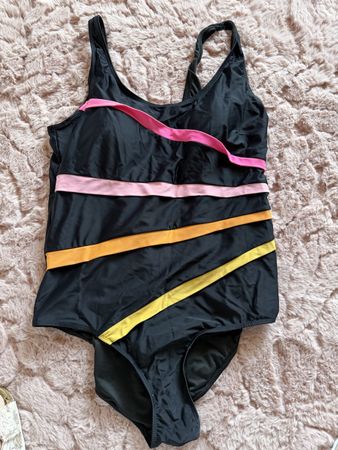 Badeanzug Schwarz Gr. 50/52 mit bunten Streifen - Sommer